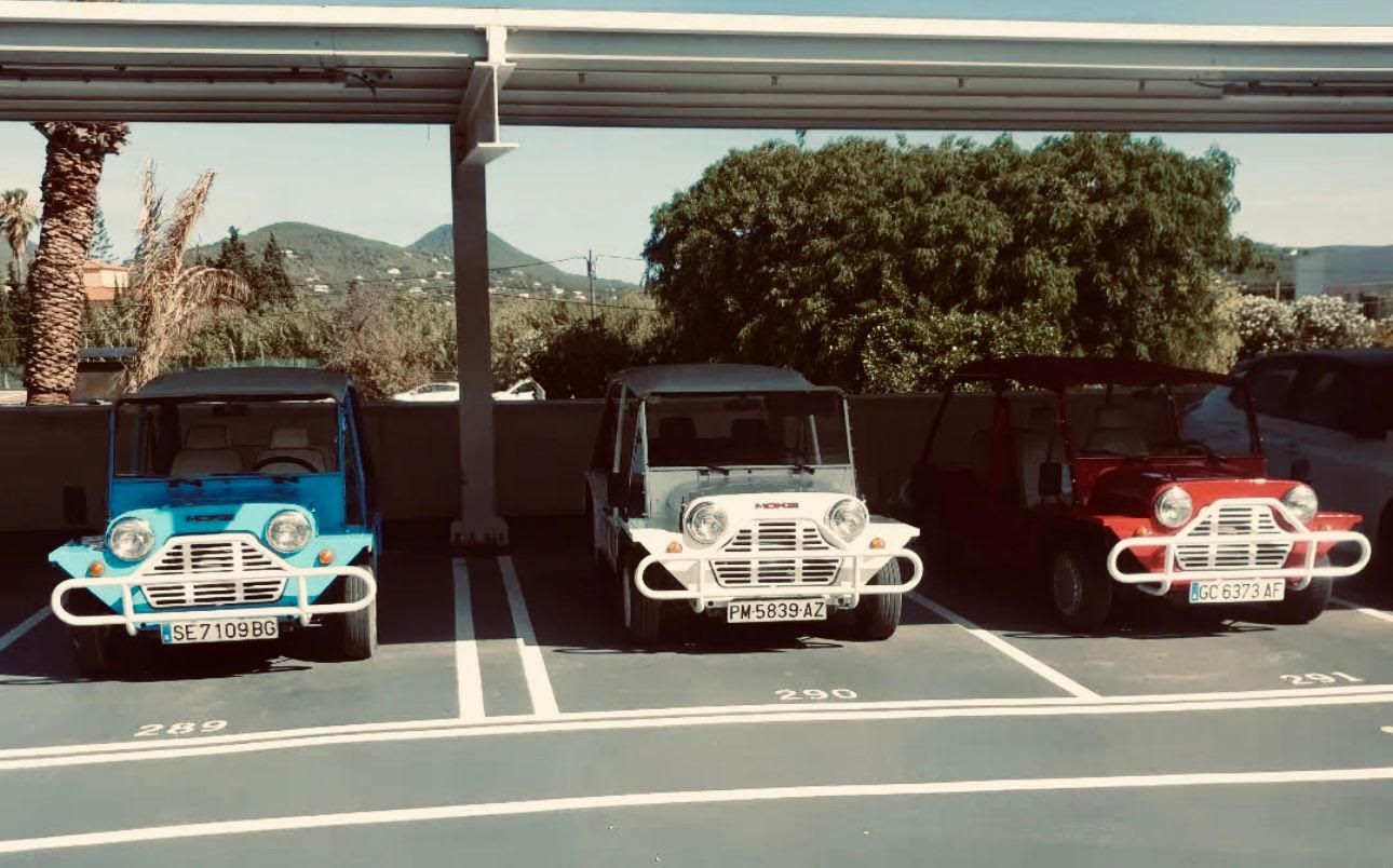 Defender, Méhari, Mini Moke, Vintage Boat: How to Explore Ibiza Differently